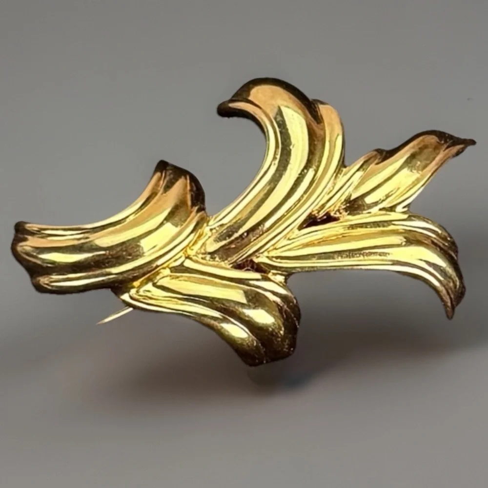 Vintage goldtone weighted, Monet, large brooch pin